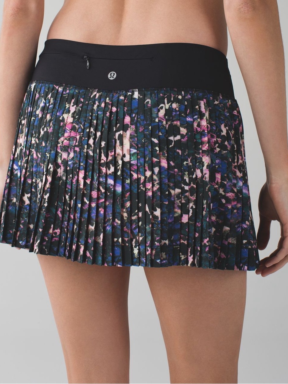 Lululemon Pleat To Street Skirt II size 4 in
Floral Backdrop Black Multi